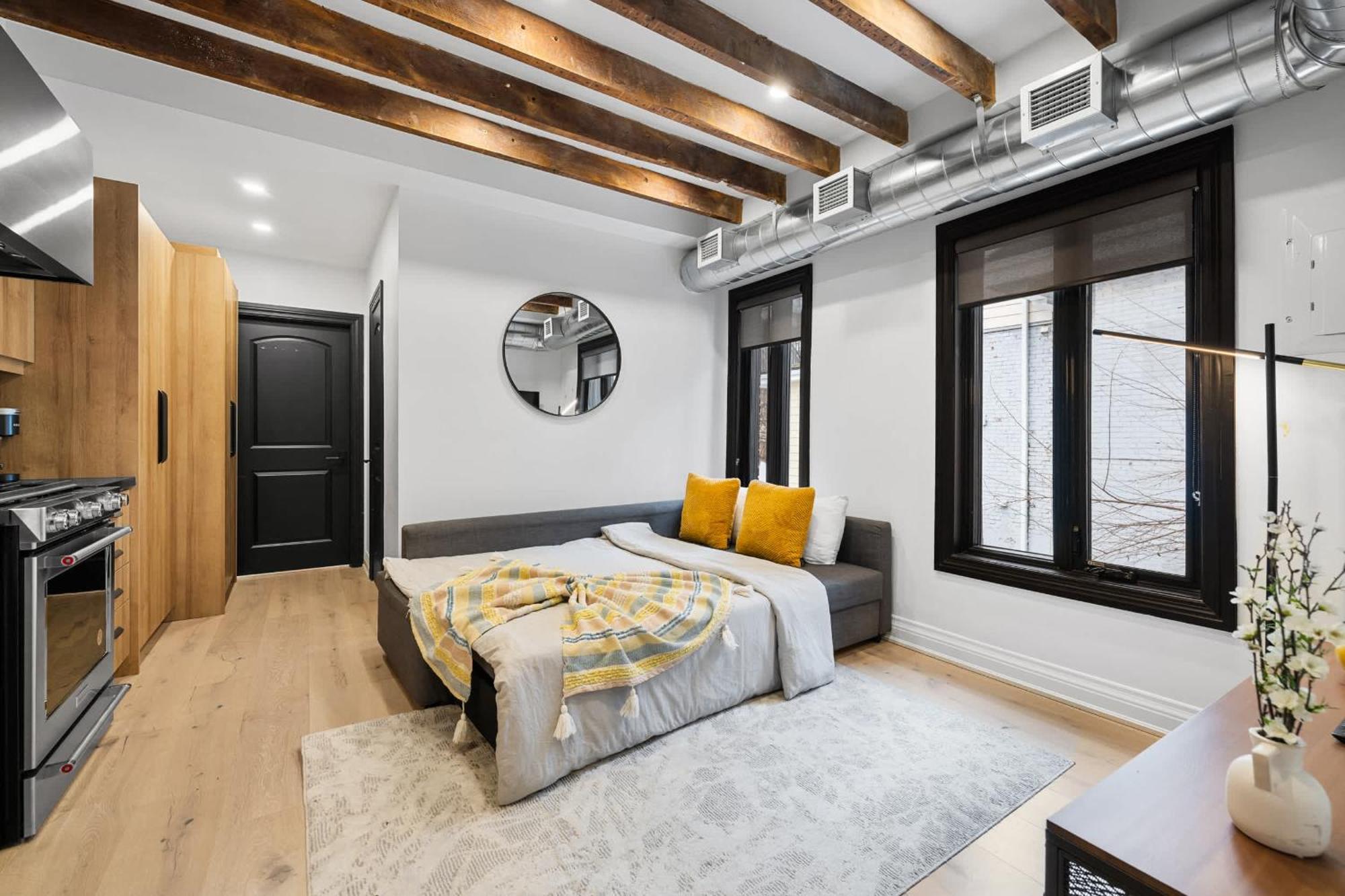 Trendy Parkdale 1-bedroom Getaway W Free Parking Toronto
