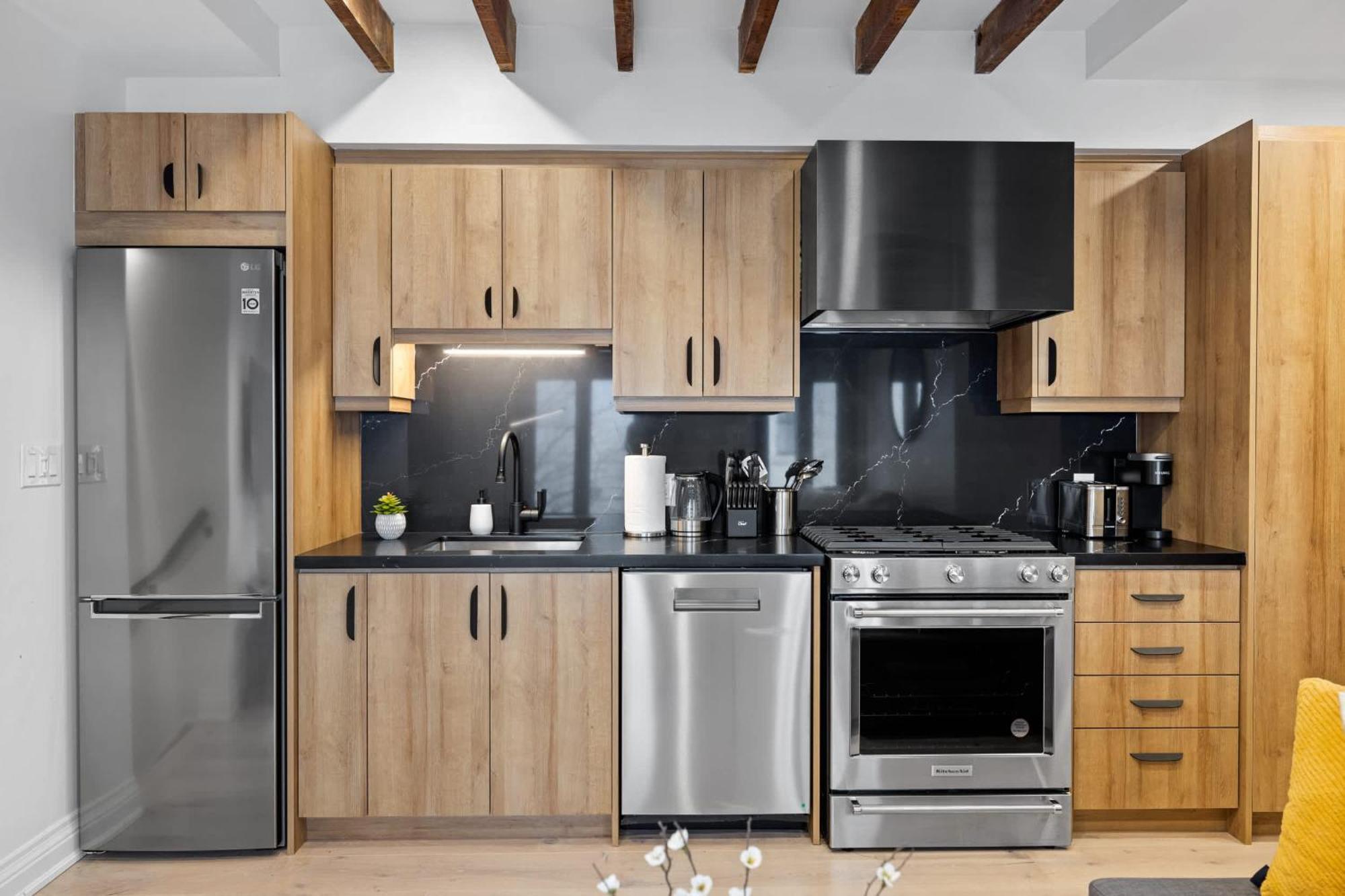 Trendy Parkdale 1-bedroom Getaway W Free Parking