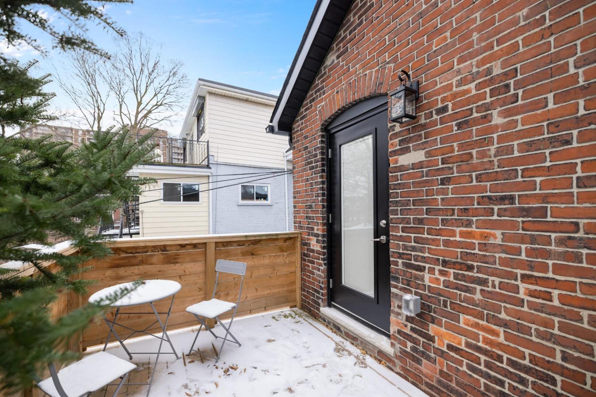 Trendy Parkdale 1-bedroom Getaway W Free Parking Apartment