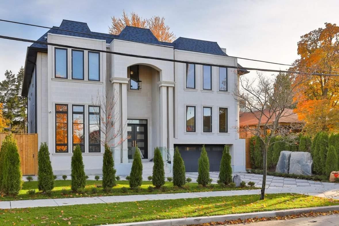 Comfortable In Next To Yorkdale Mall *