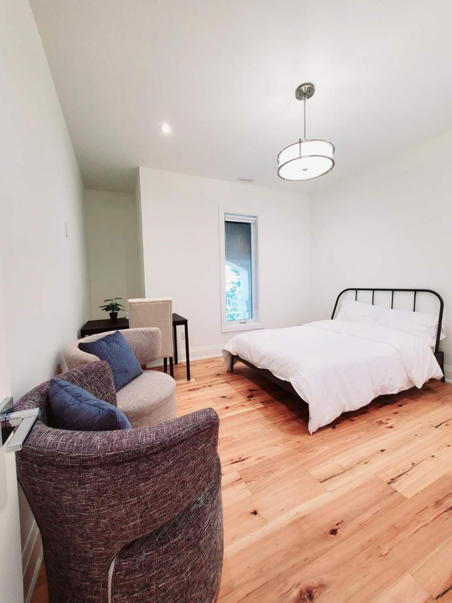 Bed & Breakfast Comfortable In Next To Yorkdale Mall *