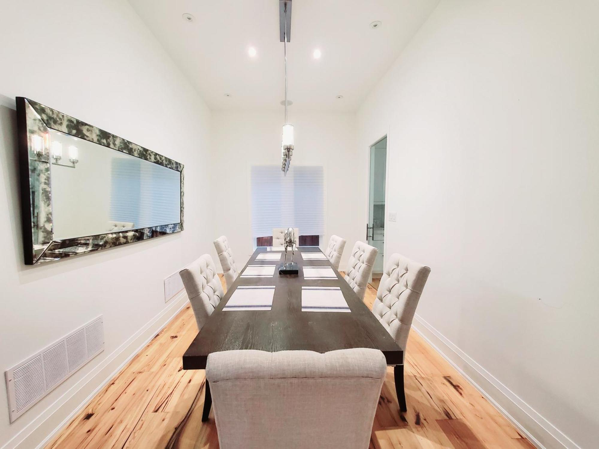 Comfortable In Next To Yorkdale Mall * Toronto
