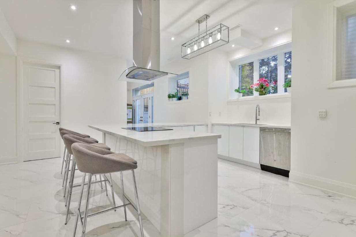 Bed & Breakfast Comfortable In Next To Yorkdale Mall *