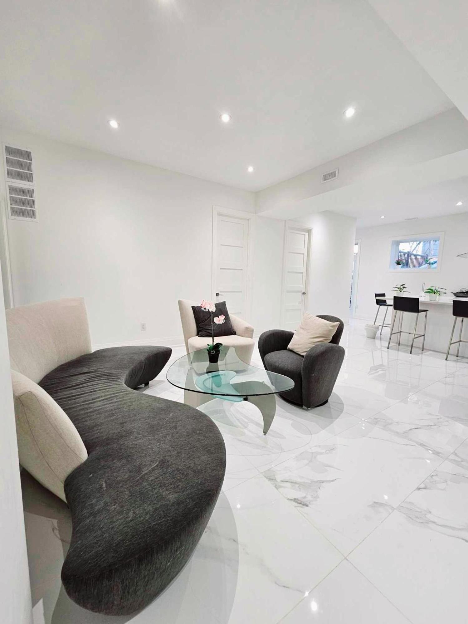 Comfortable In Next To Yorkdale Mall *
