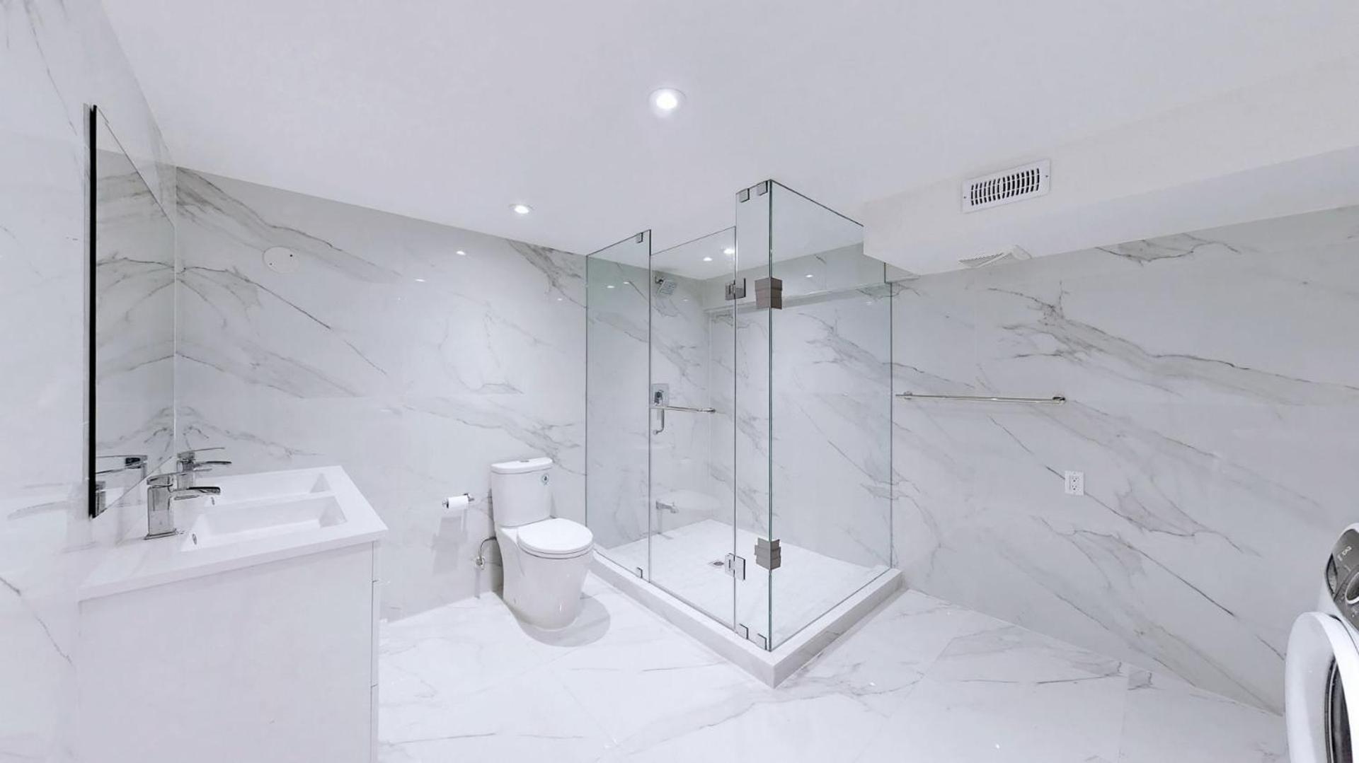 Comfortable In Next To Yorkdale Mall * Toronto