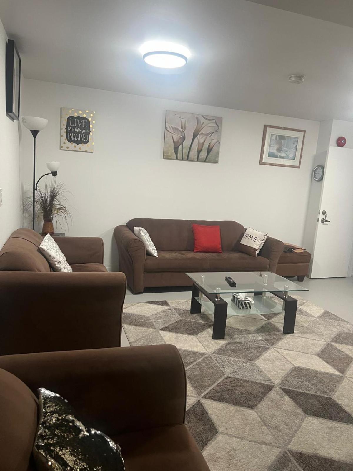 Hidden Gem W/ Free Parking Apartment *