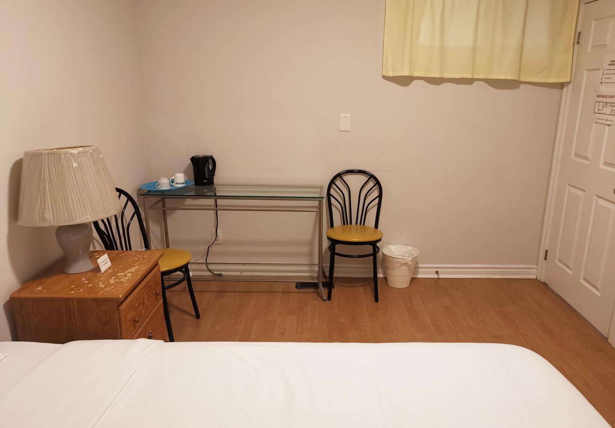 Cozy Private Rm Heart Of North York Free Parking Full Kitchen Close To Downtown Homestay