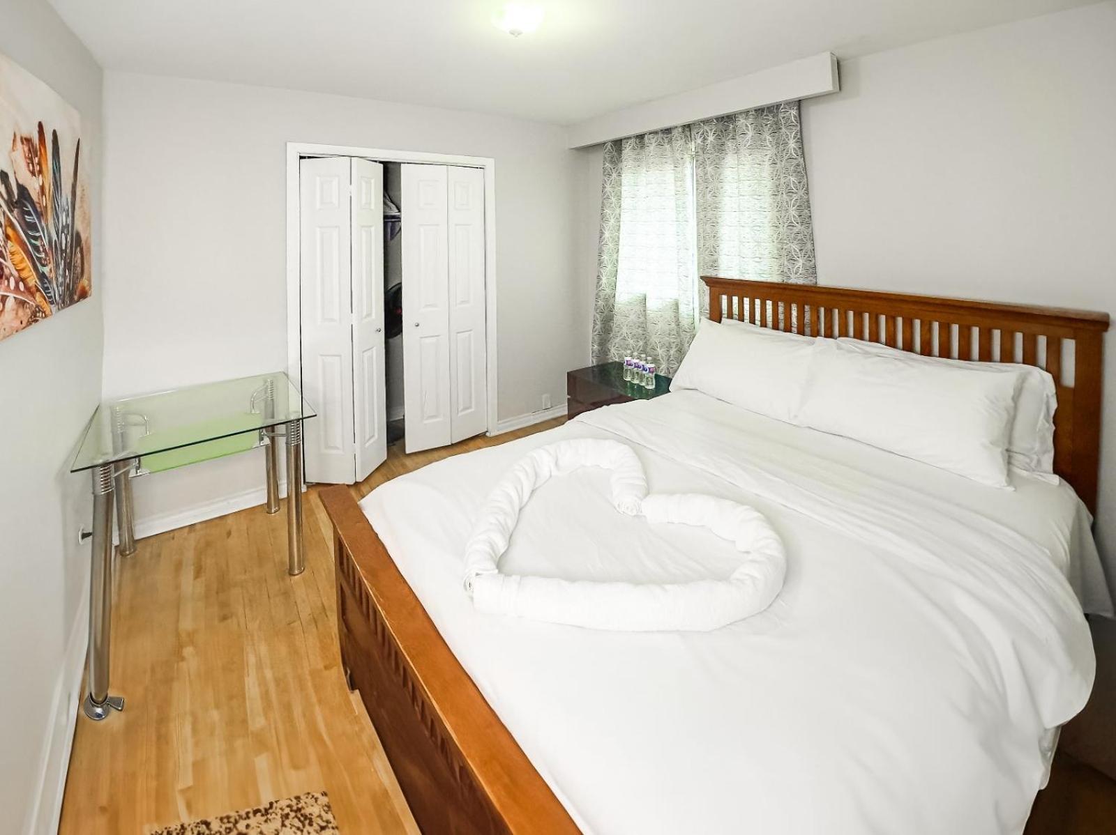 Full Privacy House With Free Parkings Apartment Toronto