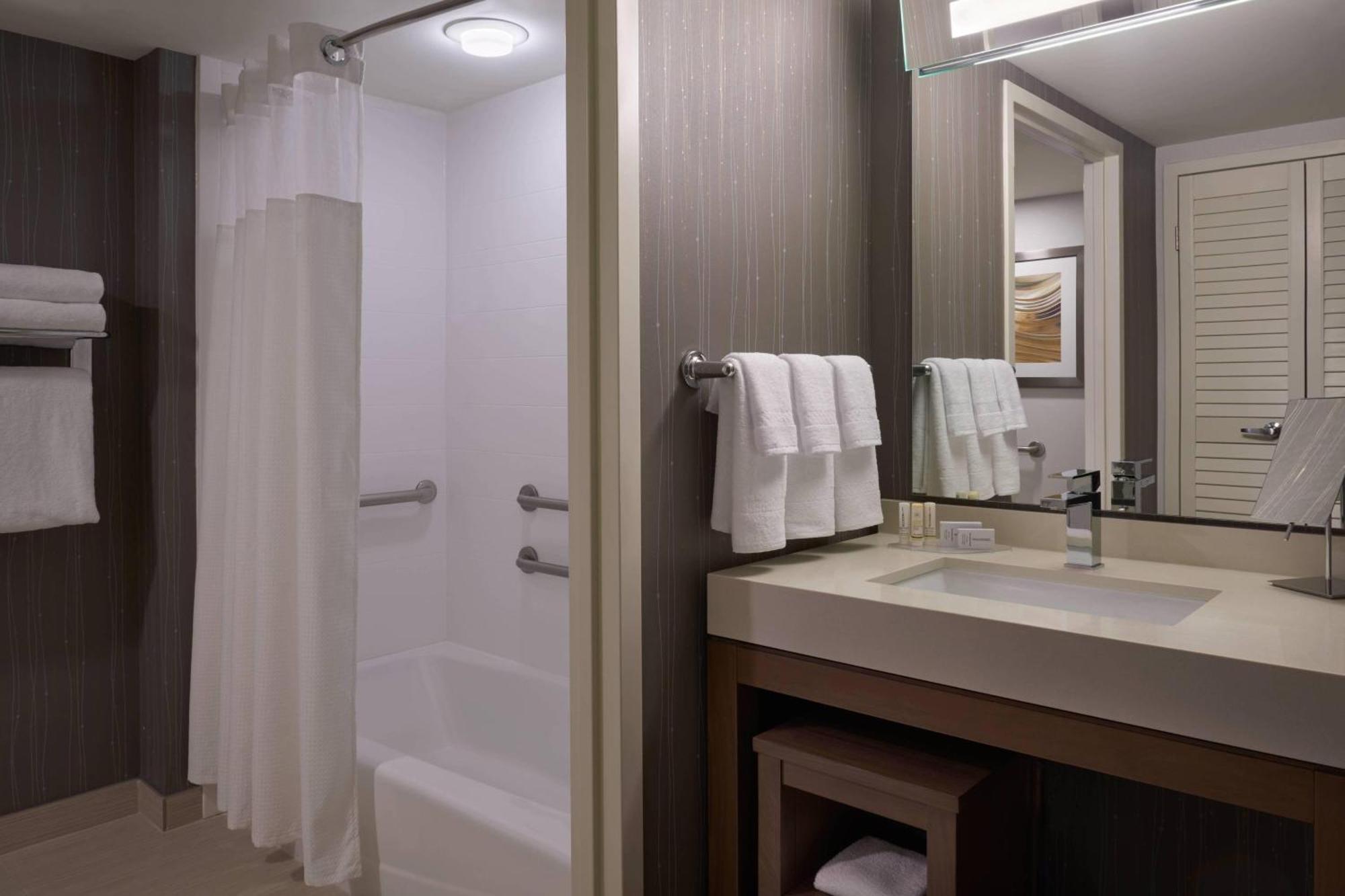 Courtyard By Marriott Airport