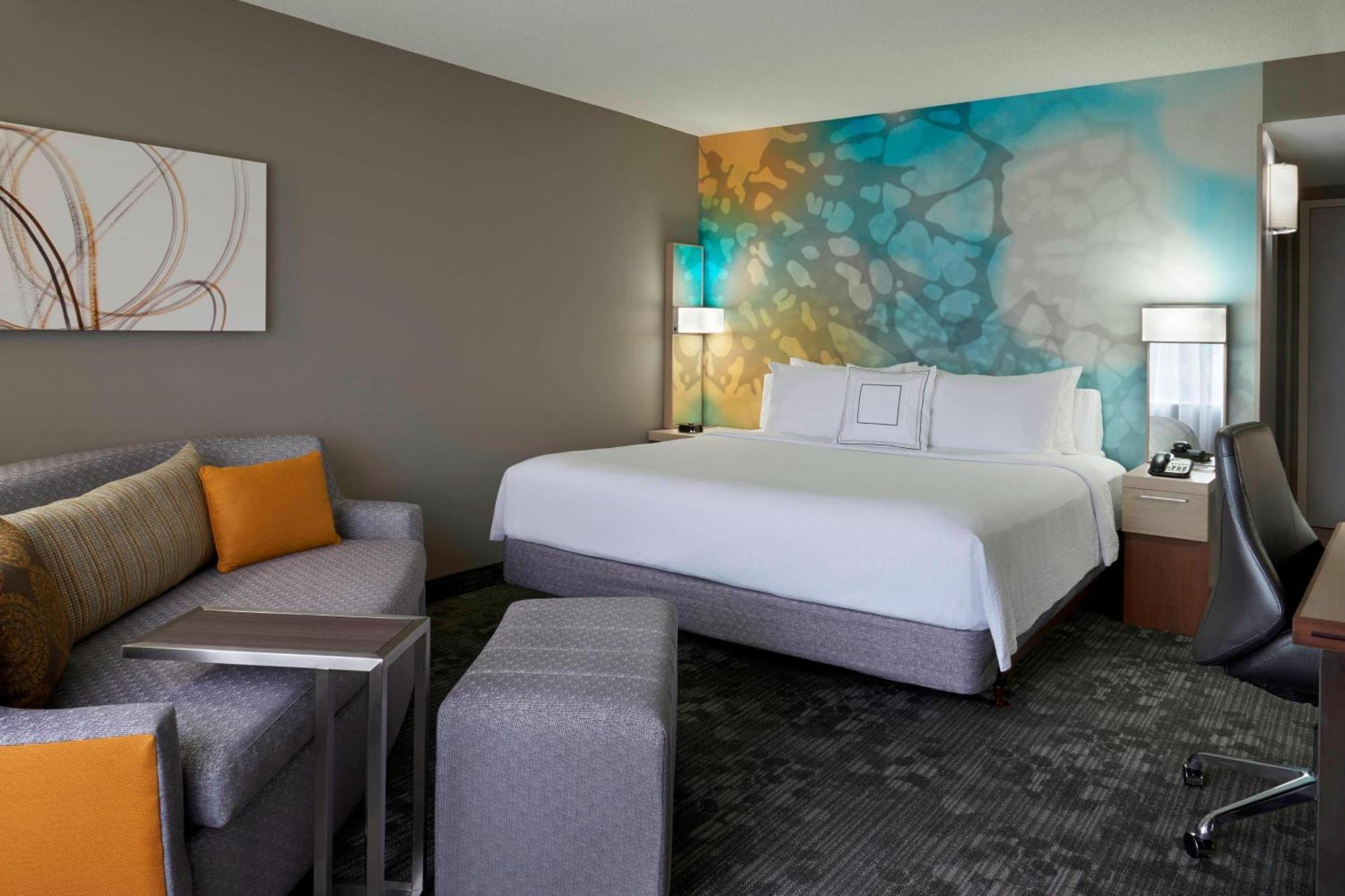 Hotel Courtyard By Marriott Airport