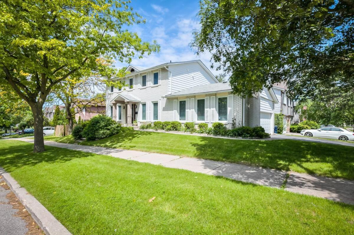 Holiday home 4 Bedrooms Or 2 Bedrooms House Near Fairview Mall And 401 & Dvp