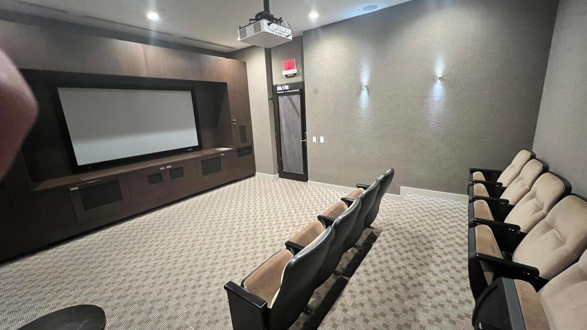 - With Yonge Street View And 3 Star Amenities Homestay Toronto