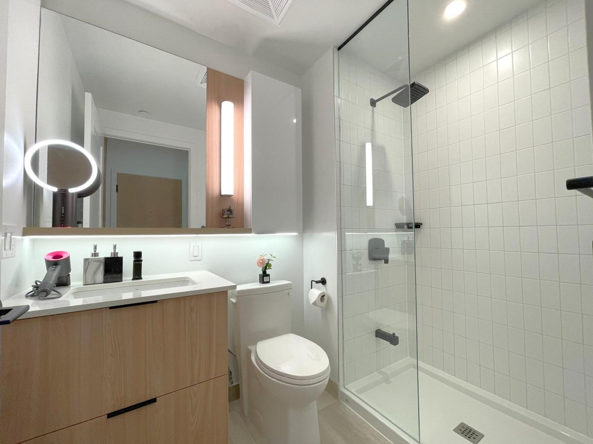 Deluxe Penthouse Two Bedrooms Skyline Cn Tower Lakeview Dt *