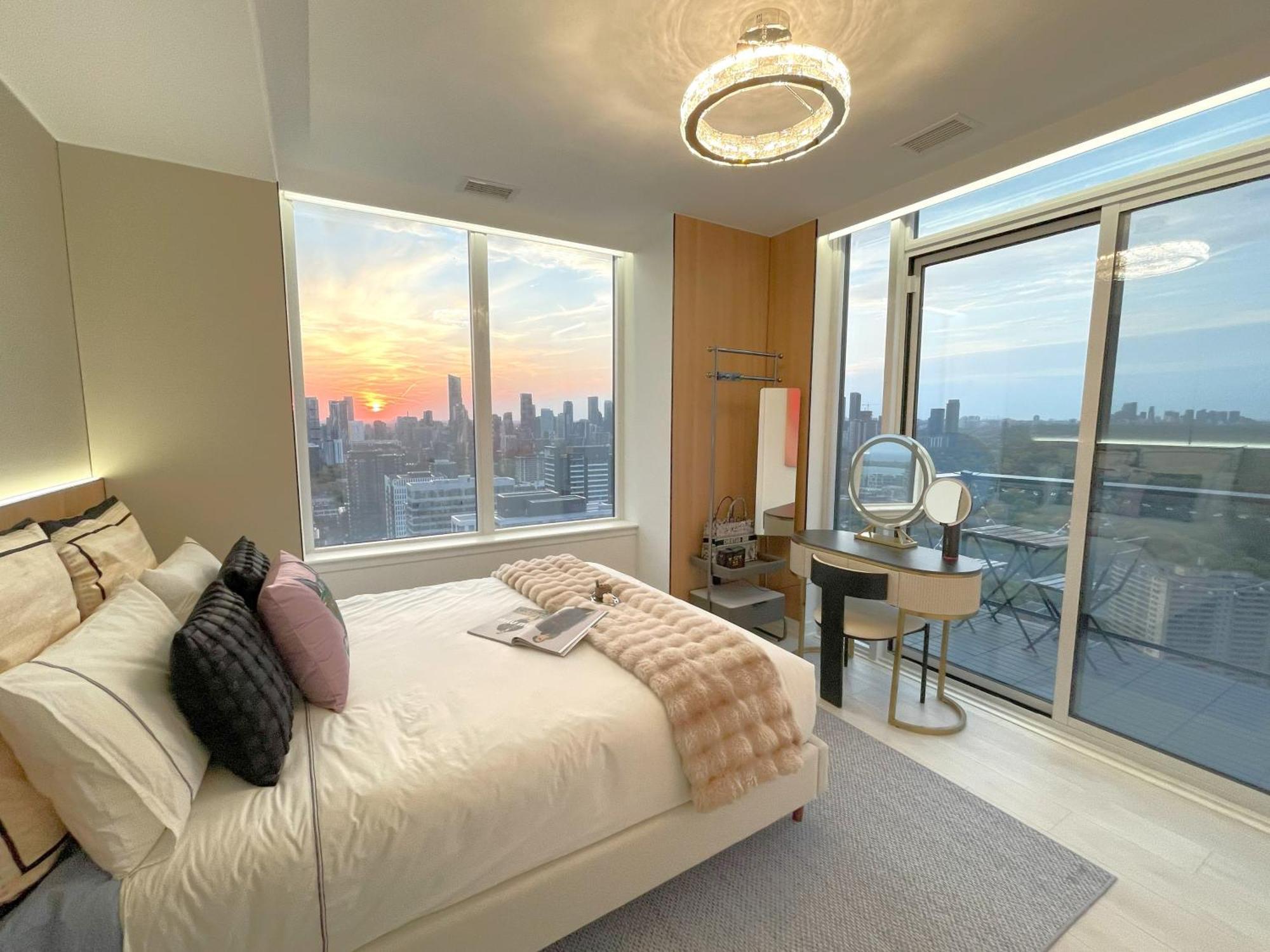 Deluxe Penthouse Two Bedrooms Skyline Cn Tower Lakeview Dt Aparthotel *