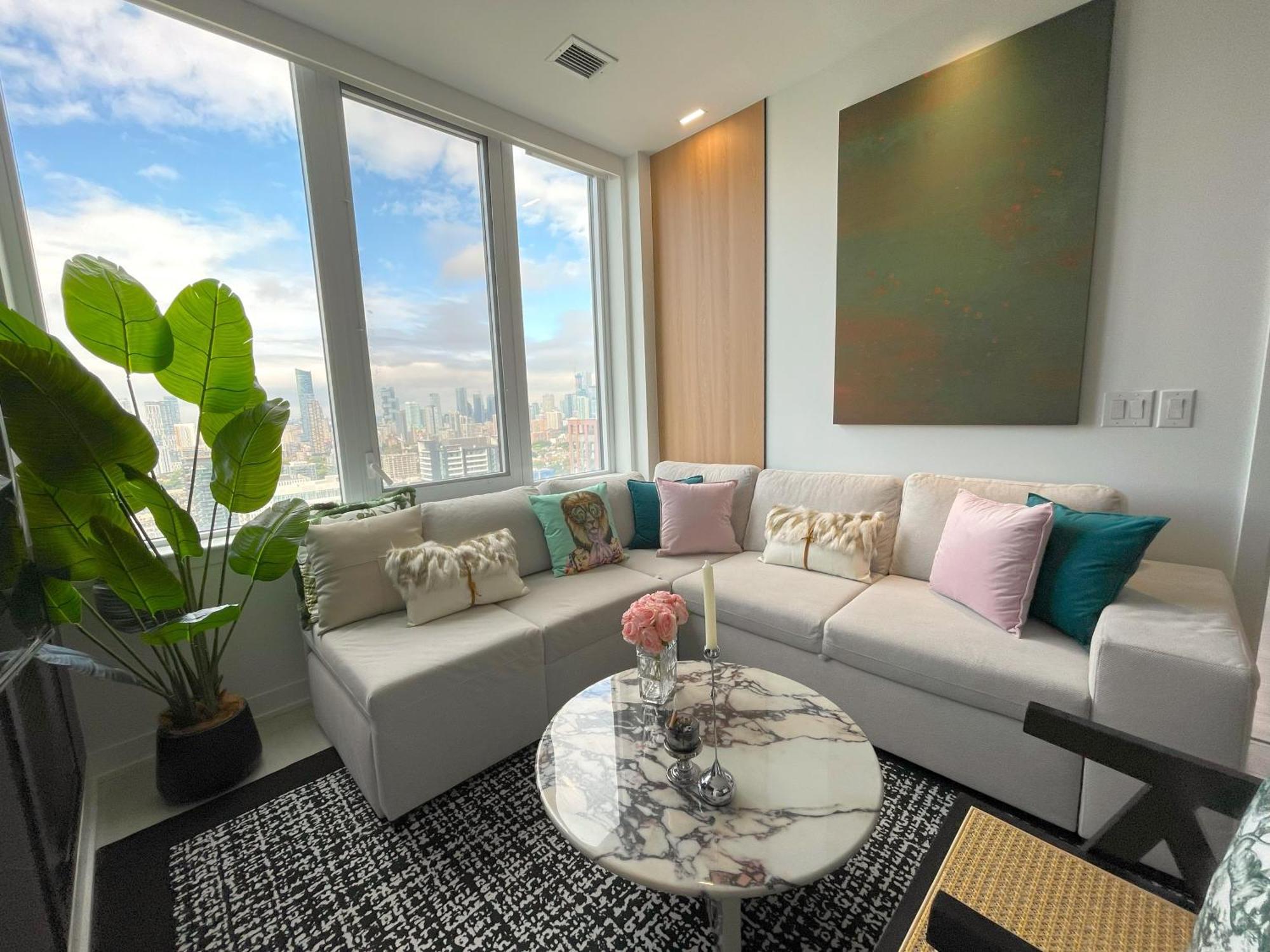 Deluxe Penthouse Two Bedrooms Skyline Cn Tower Lakeview Dt *
