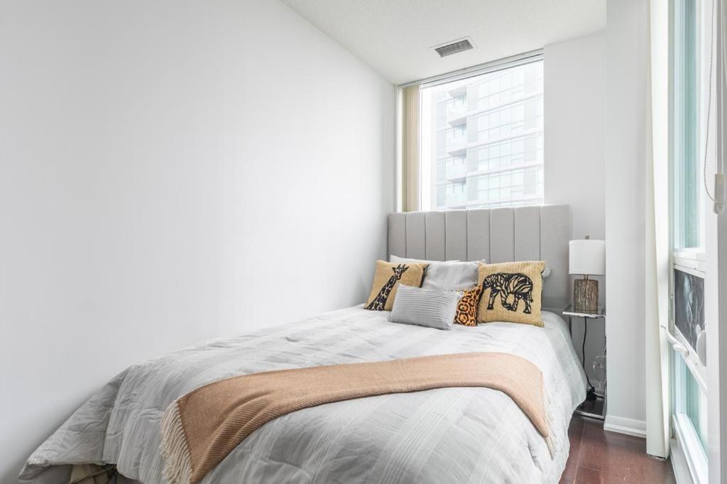 Apartment Stunning Lake View Top Floor Studio Toronto