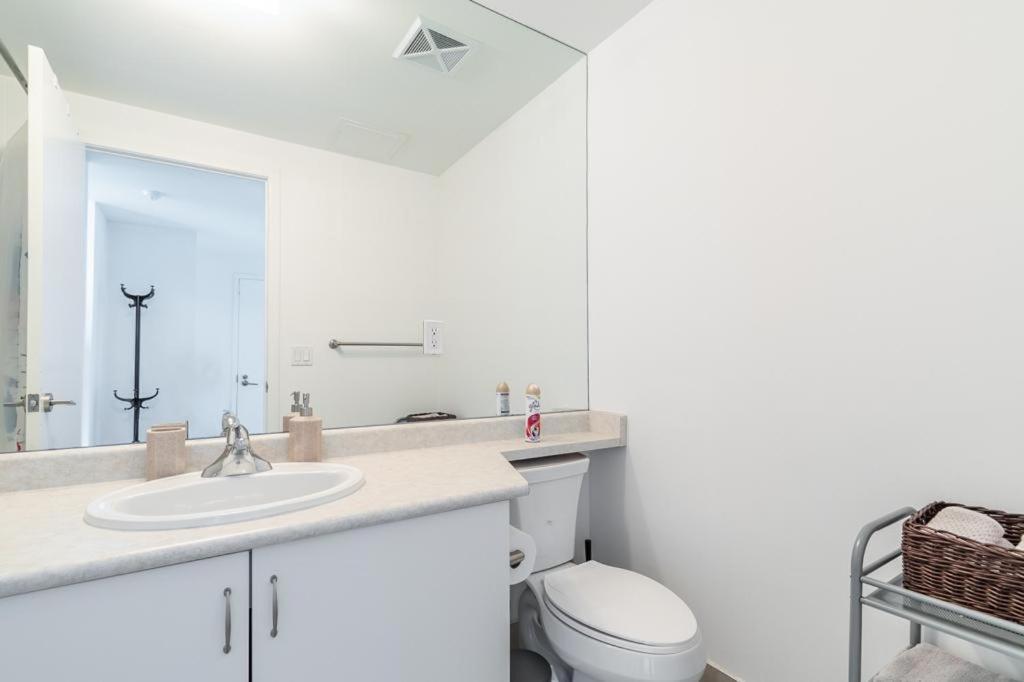 Stunning Lake View Top Floor Studio Apartment *