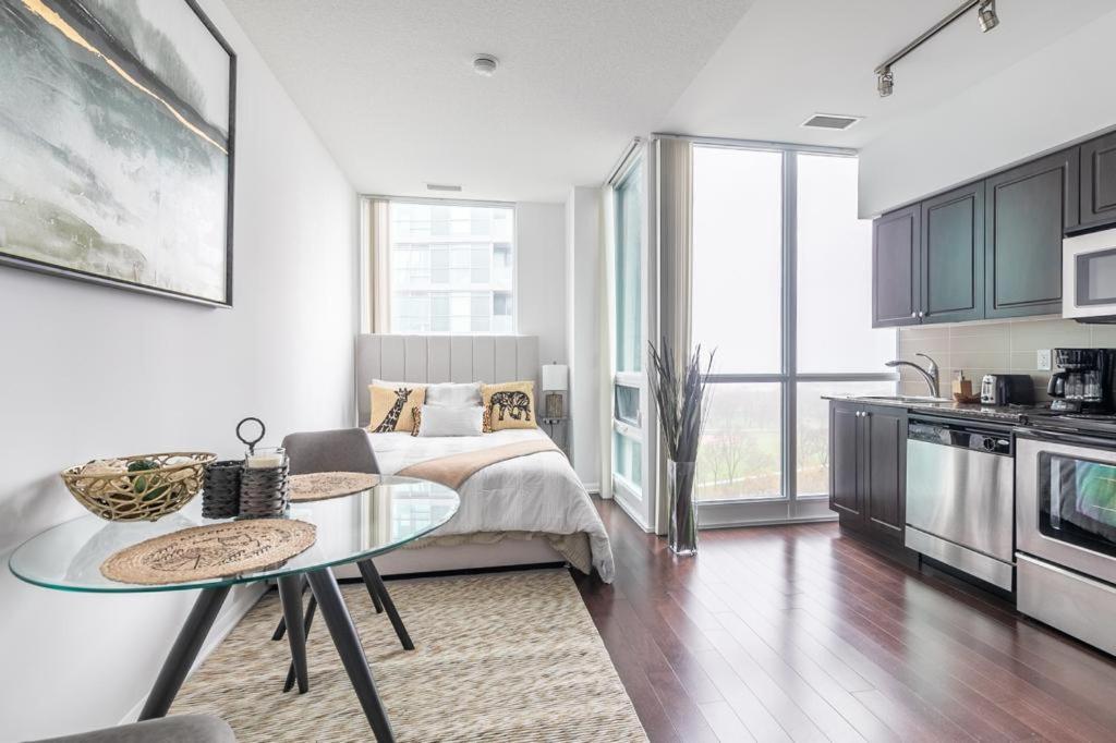 Stunning Lake View Top Floor Studio *
