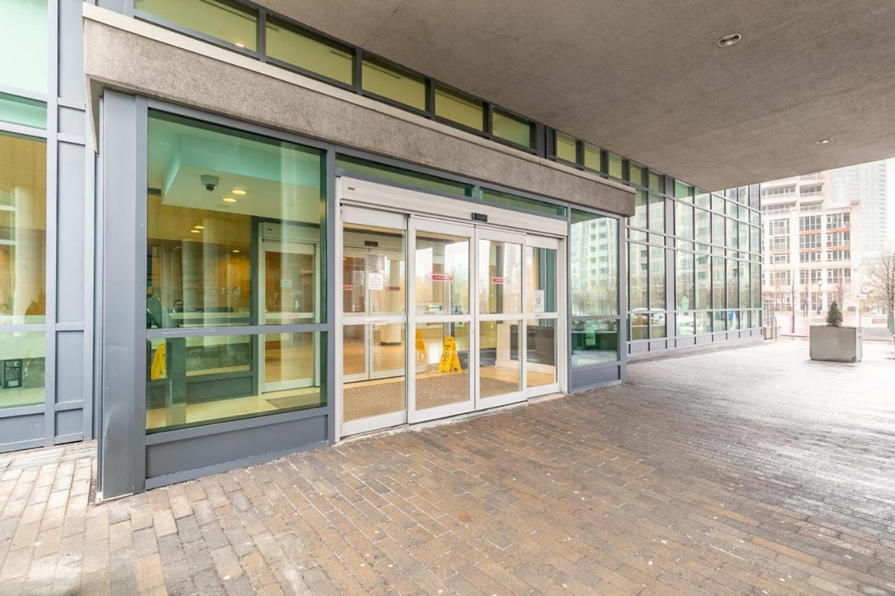Stunning Lake View Top Floor Studio Toronto