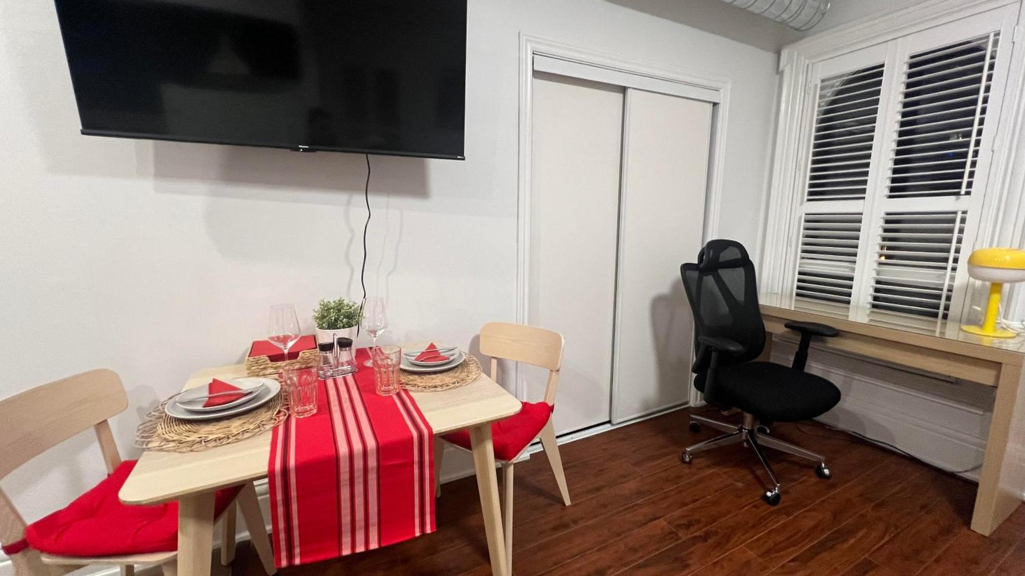 Cozy With Private Kitchen, Private Bathroom Toronto