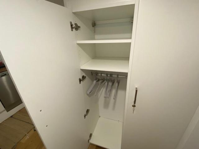 Apartment Lower Level Newly Renovated In Downtown Location *