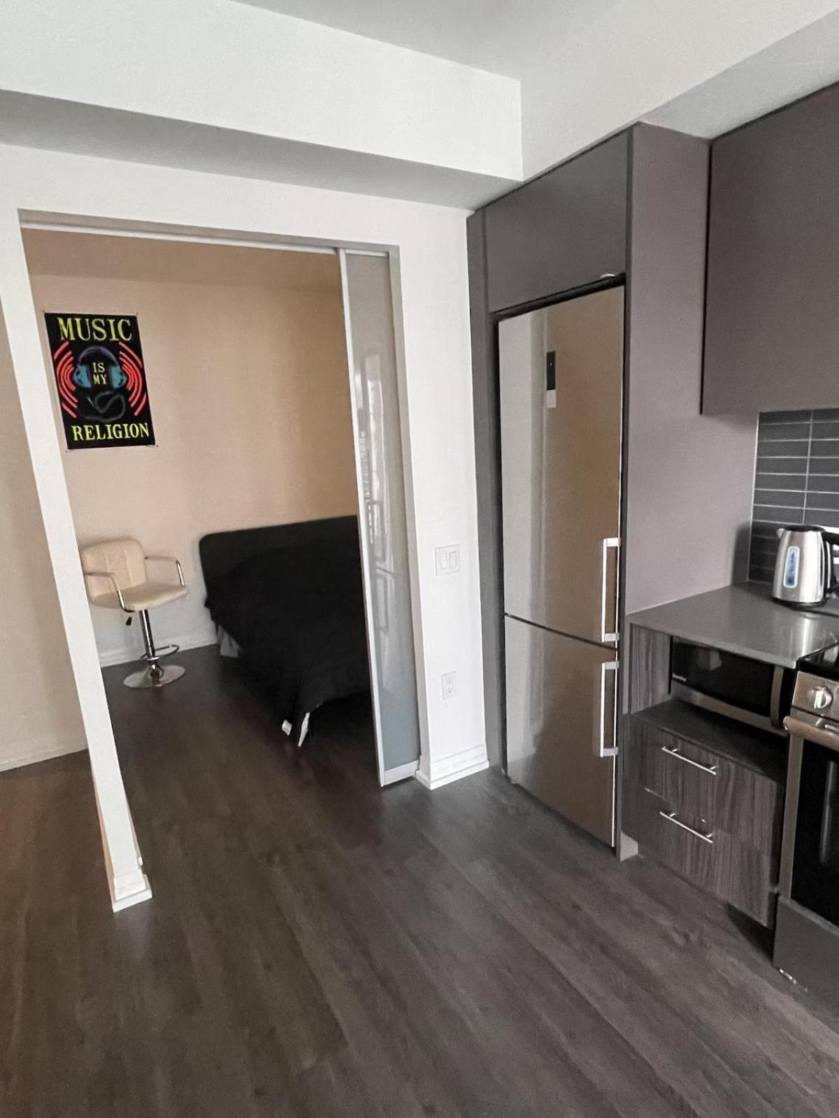 Cozy In A 2bedrooms Toronto