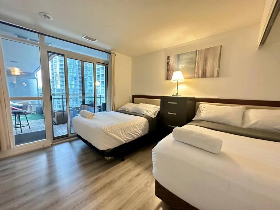 Corner Courtyard View 4 Real Beds * Toronto