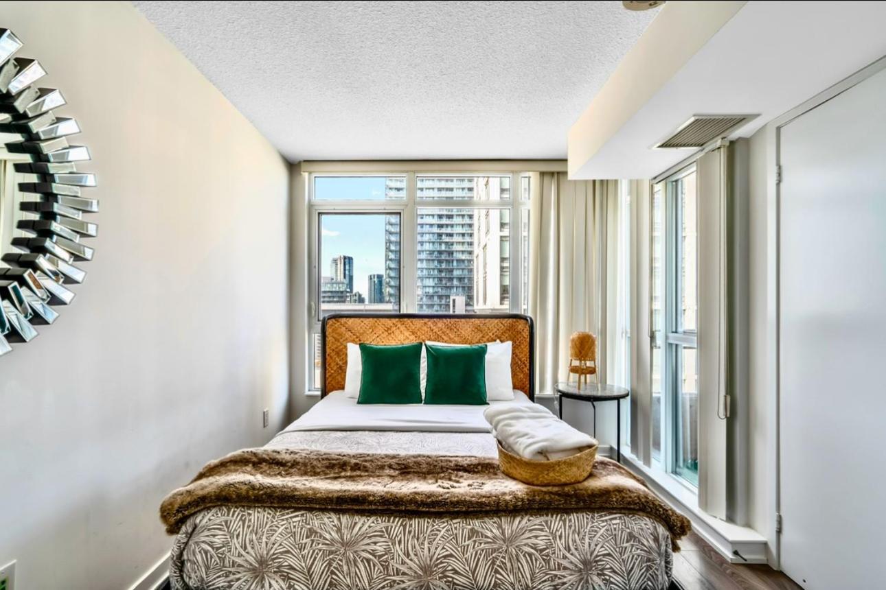 Spectacular Downtown With A View Toronto