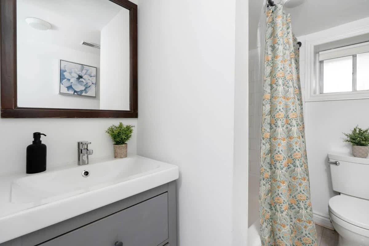 Private 2 Storey With 3br-2ba By Queen West Holiday home Toronto