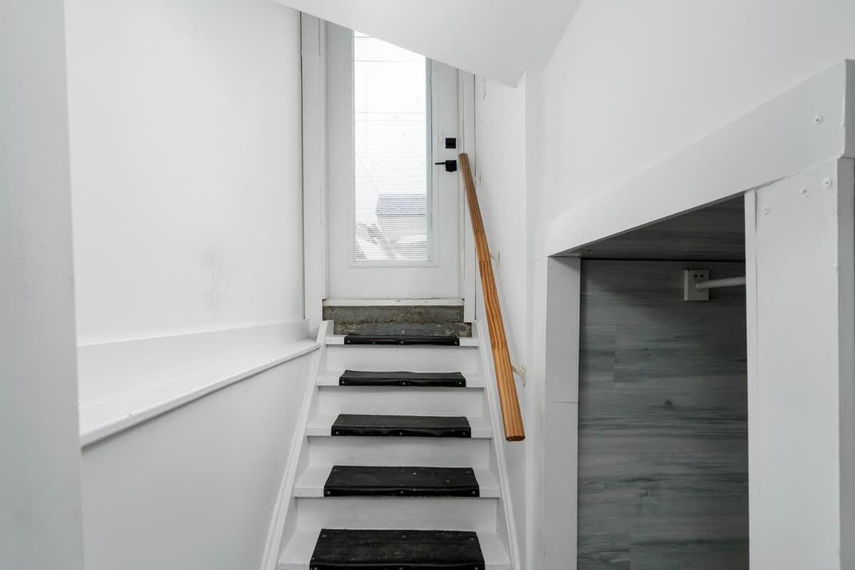 Private 2 Storey With 3br-2ba By Queen West Toronto