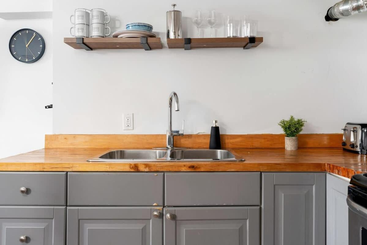 Private 2 Storey With 3br-2ba By Queen West Holiday home *