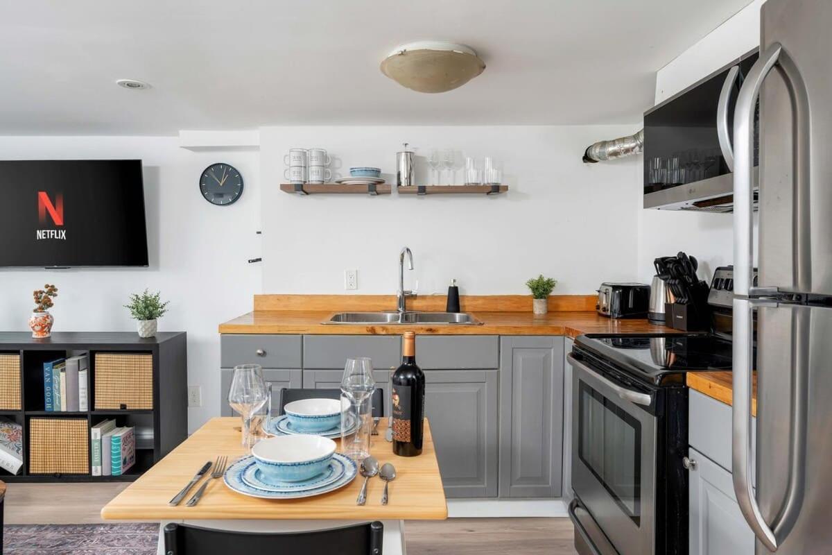 Private 2 Storey With 3br-2ba By Queen West Toronto