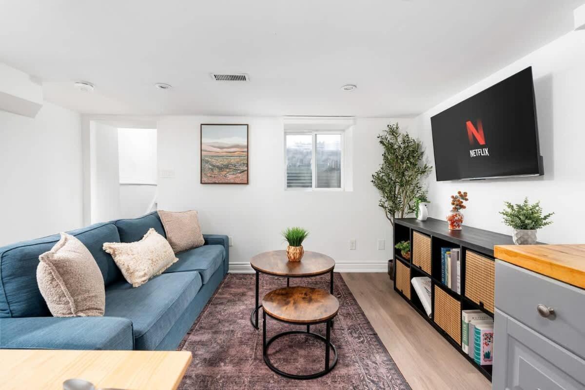 Private 2 Storey With 3br-2ba By Queen West *
