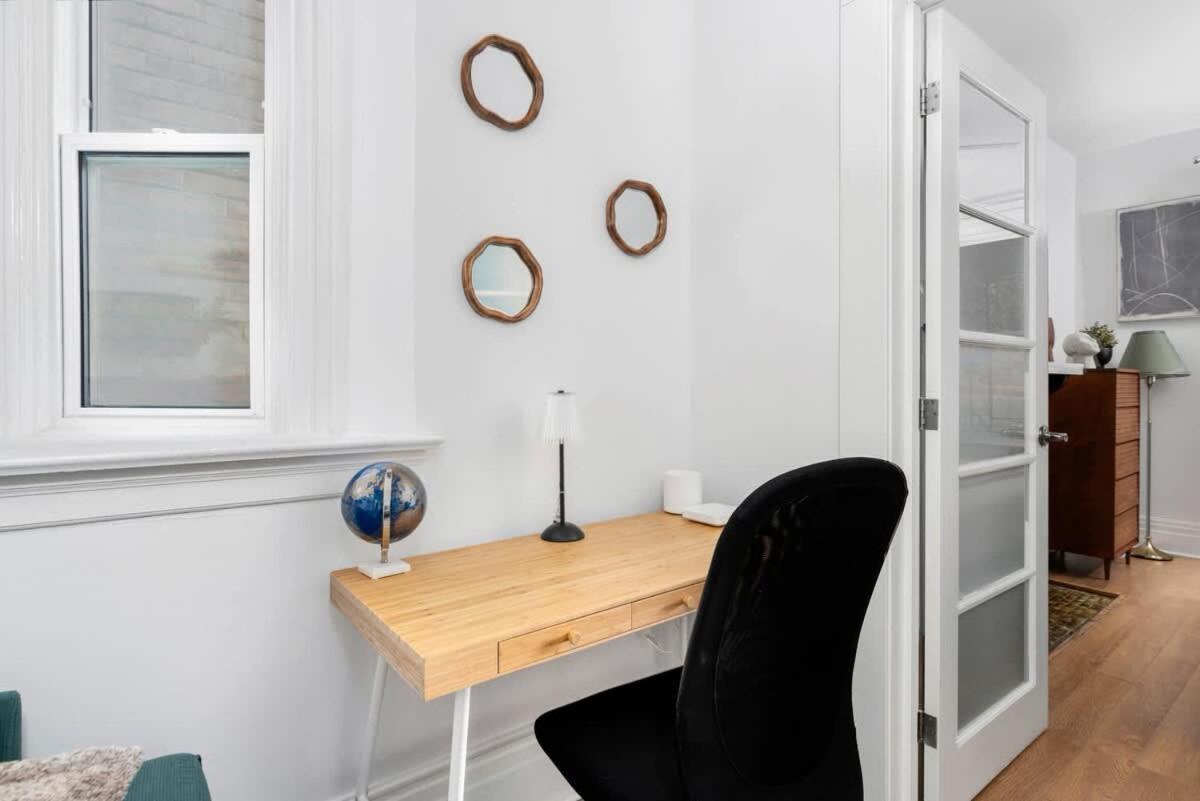 Private 2 Storey With 3br-2ba By Queen West Holiday home *