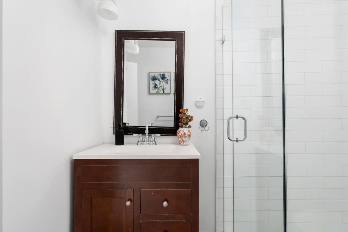 Private 2 Storey With 3br-2ba By Queen West Toronto