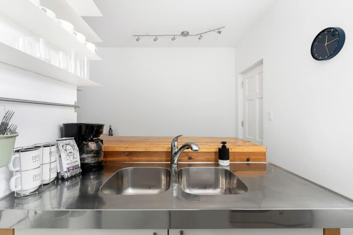 Private 2 Storey With 3br-2ba By Queen West Toronto