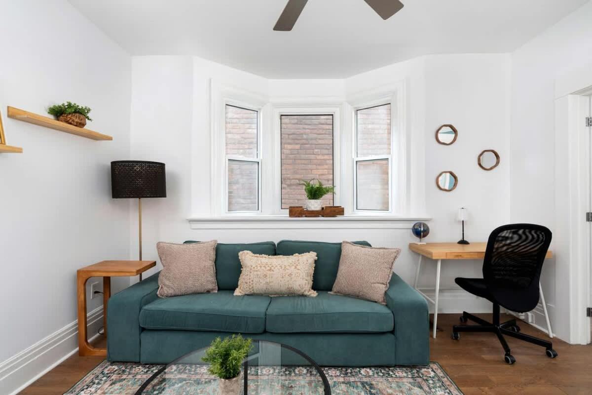 Private 2 Storey With 3br-2ba By Queen West * Toronto