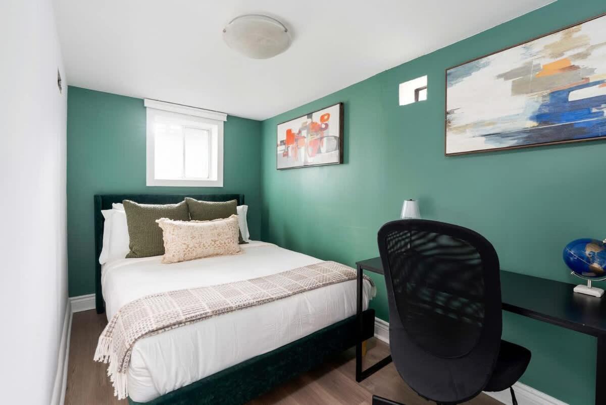 Private 2 Storey With 3br-2ba By Queen West * Toronto