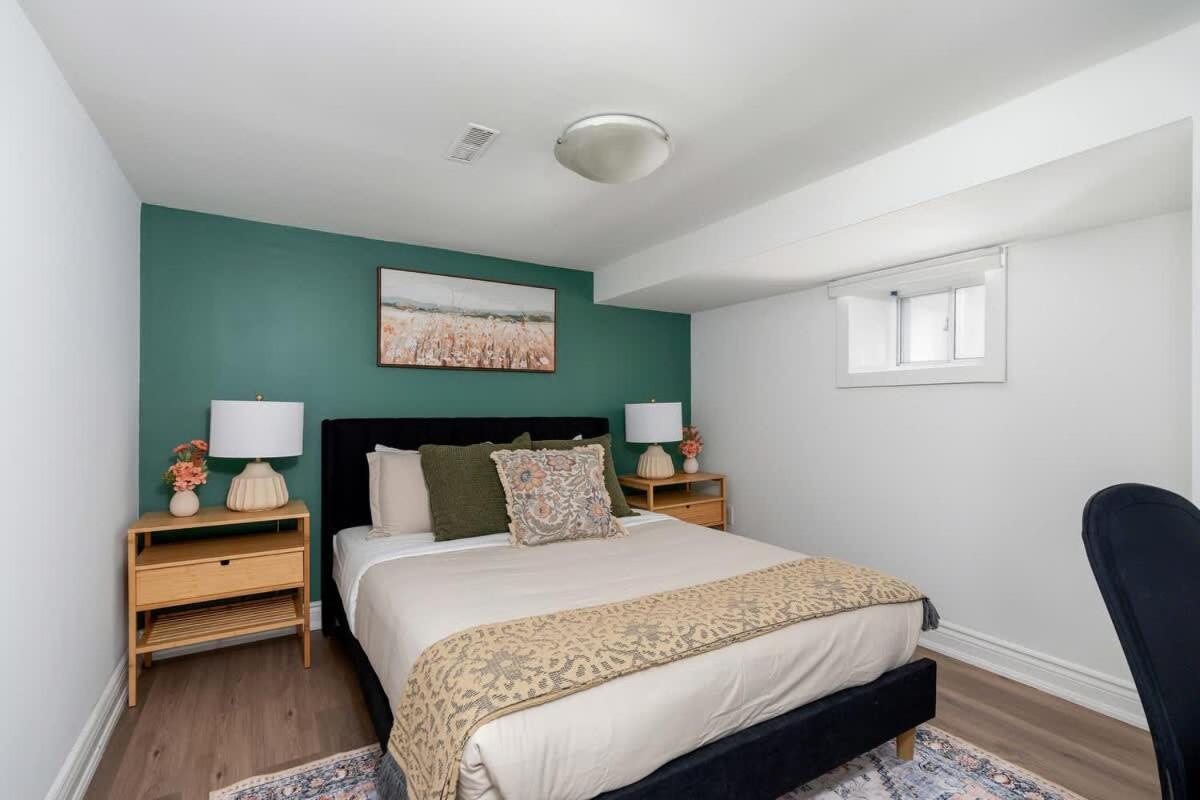 Private 2 Storey With 3br-2ba By Queen West Holiday home Toronto