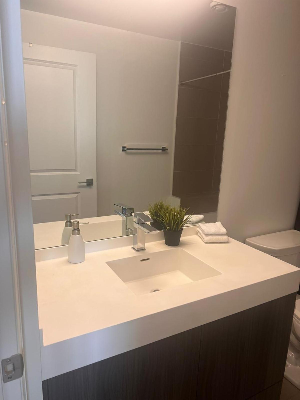 Apartment Cozy 2 Bedroom By Eaton Centre Mall Toronto