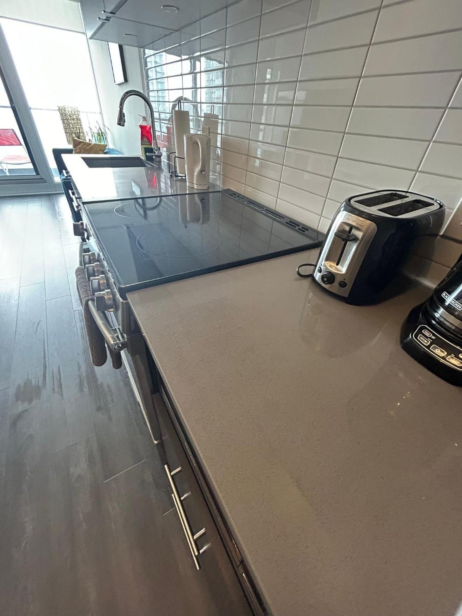 Cozy 2 Bedroom By Eaton Centre Mall Apartment *