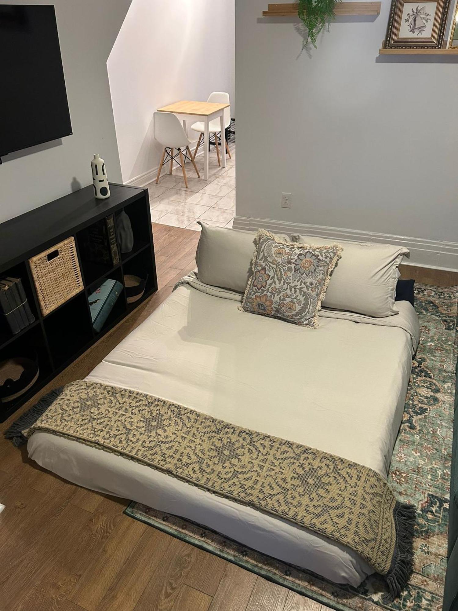Private 2 Storey With 3br-2ba By Queen West * Toronto