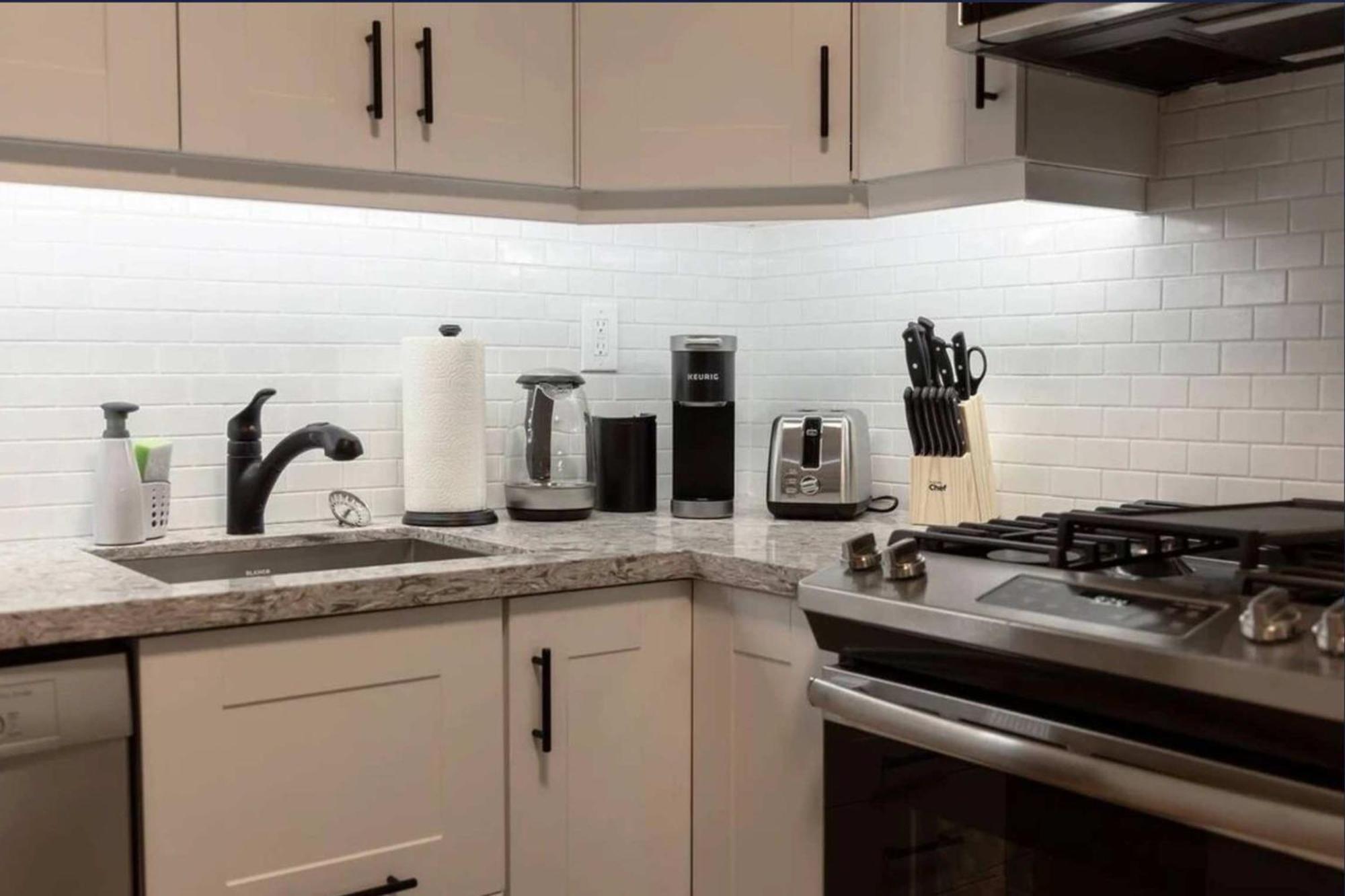 Casa Queen East - Modern 2br In Leslieville Hotel