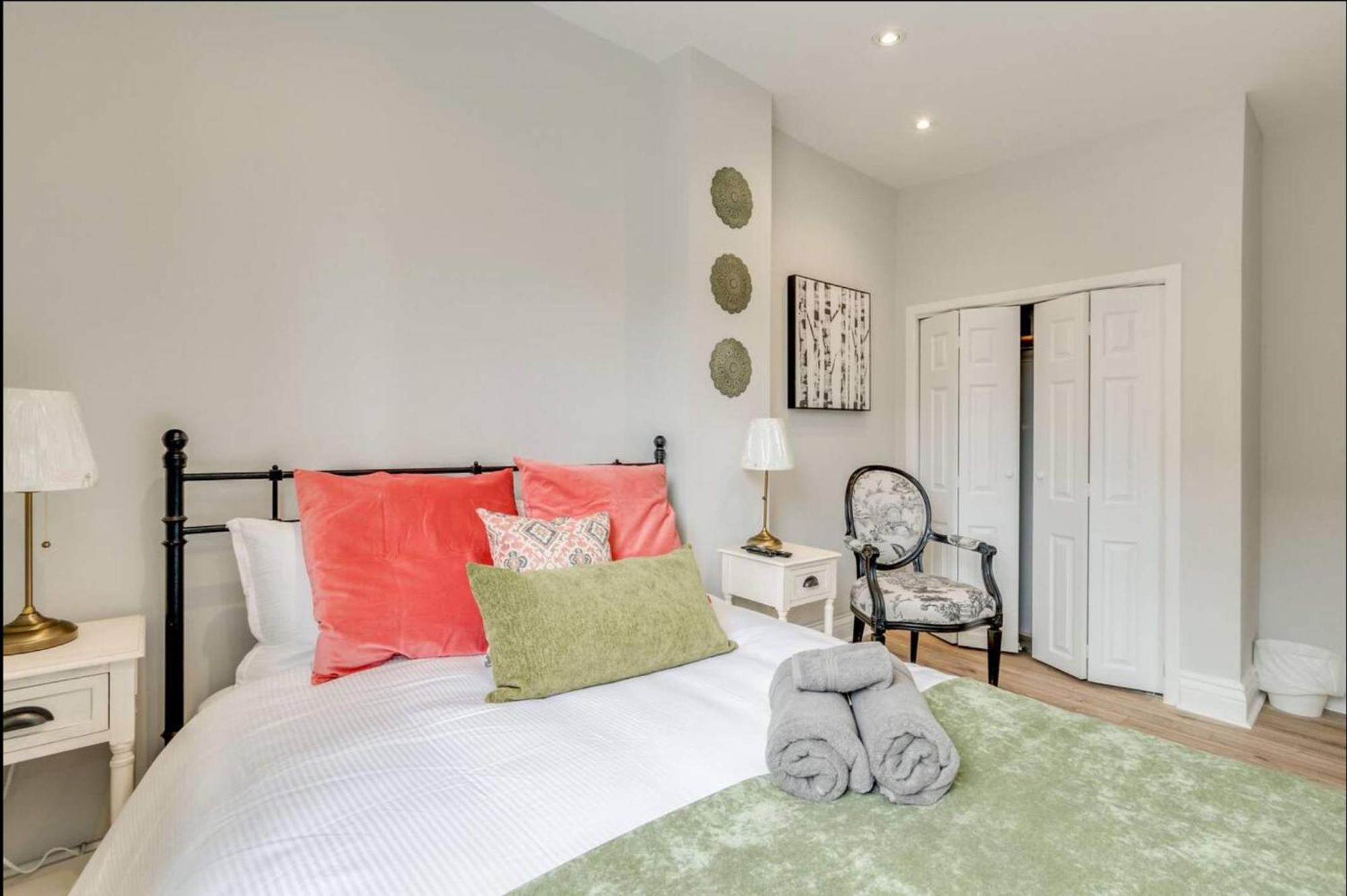 Casa Queen - Unique 2br In Leslieville Hotel