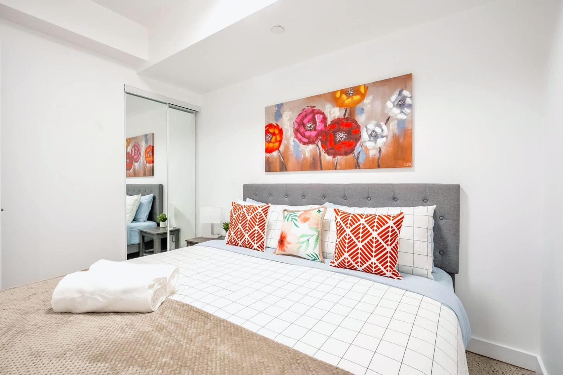 Spacious 2br - Regent Park Near Downtown *