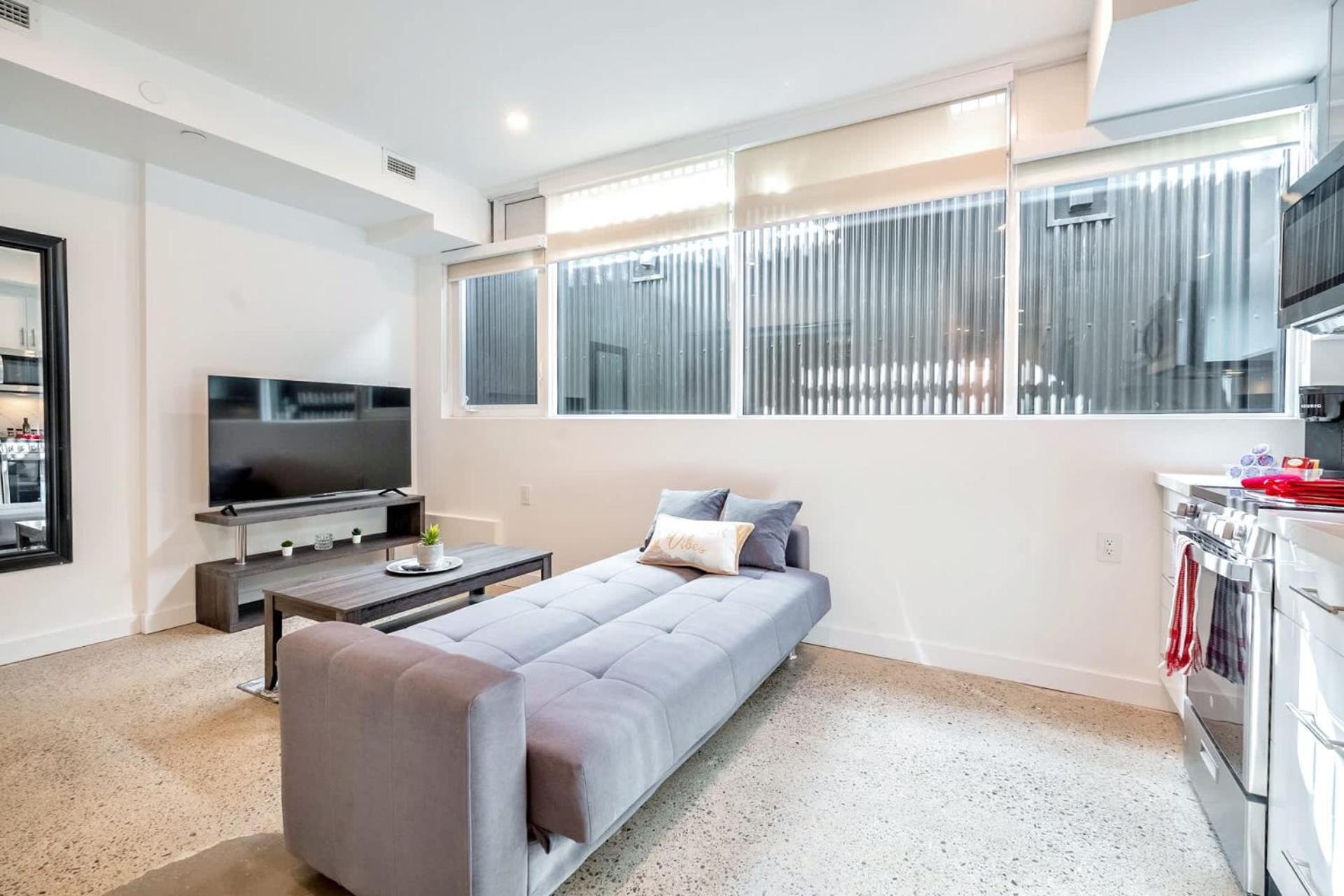 Spacious 2br - Regent Park Near Downtown Apartment