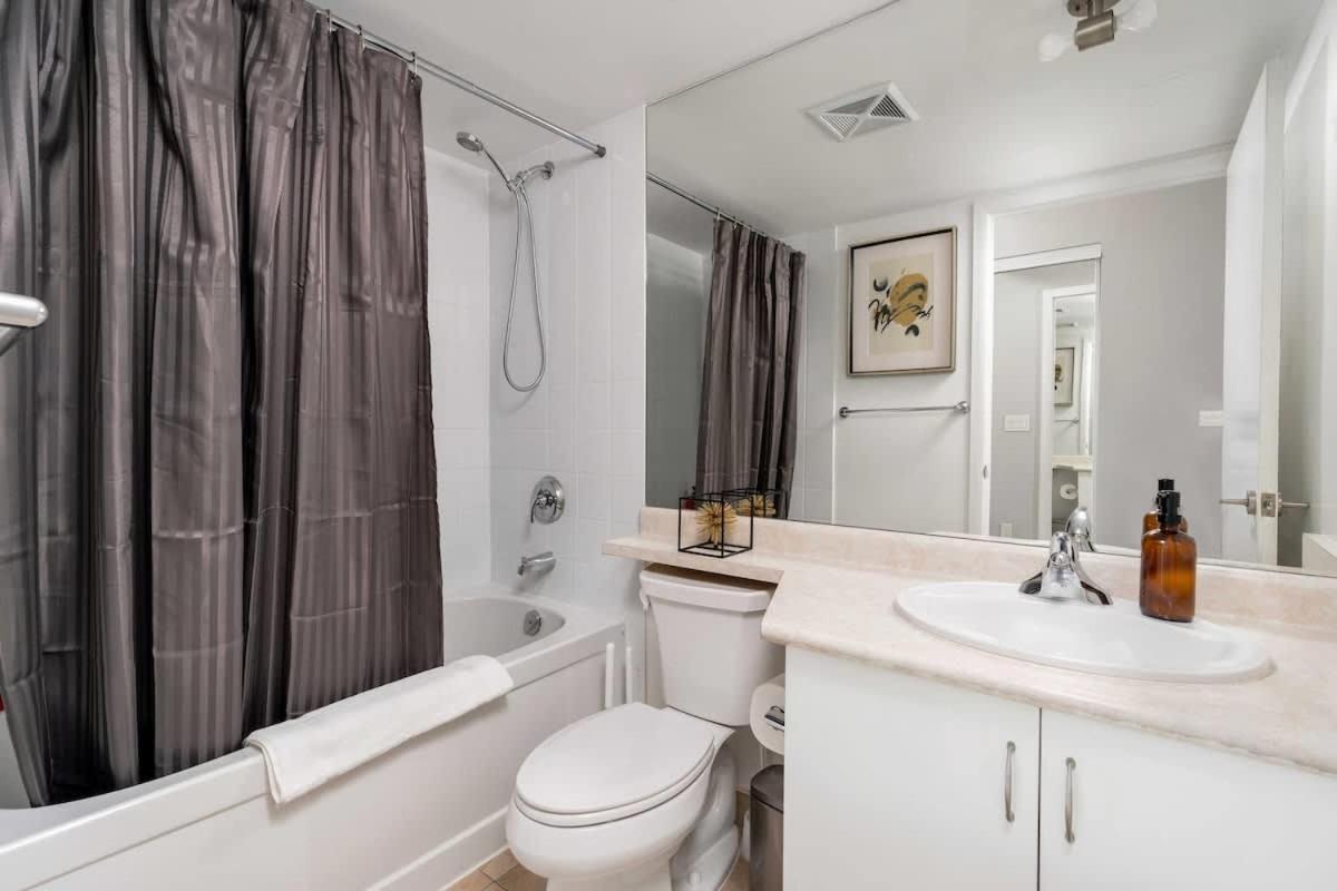 Netflix And Chill By The Waterfront Downtown Apartment Toronto