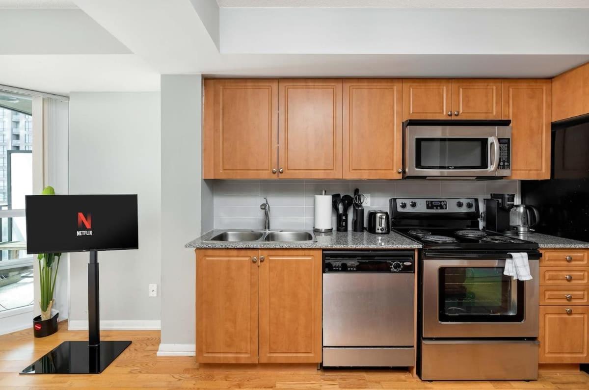 Apartment Netflix And Chill By The Waterfront Downtown Toronto