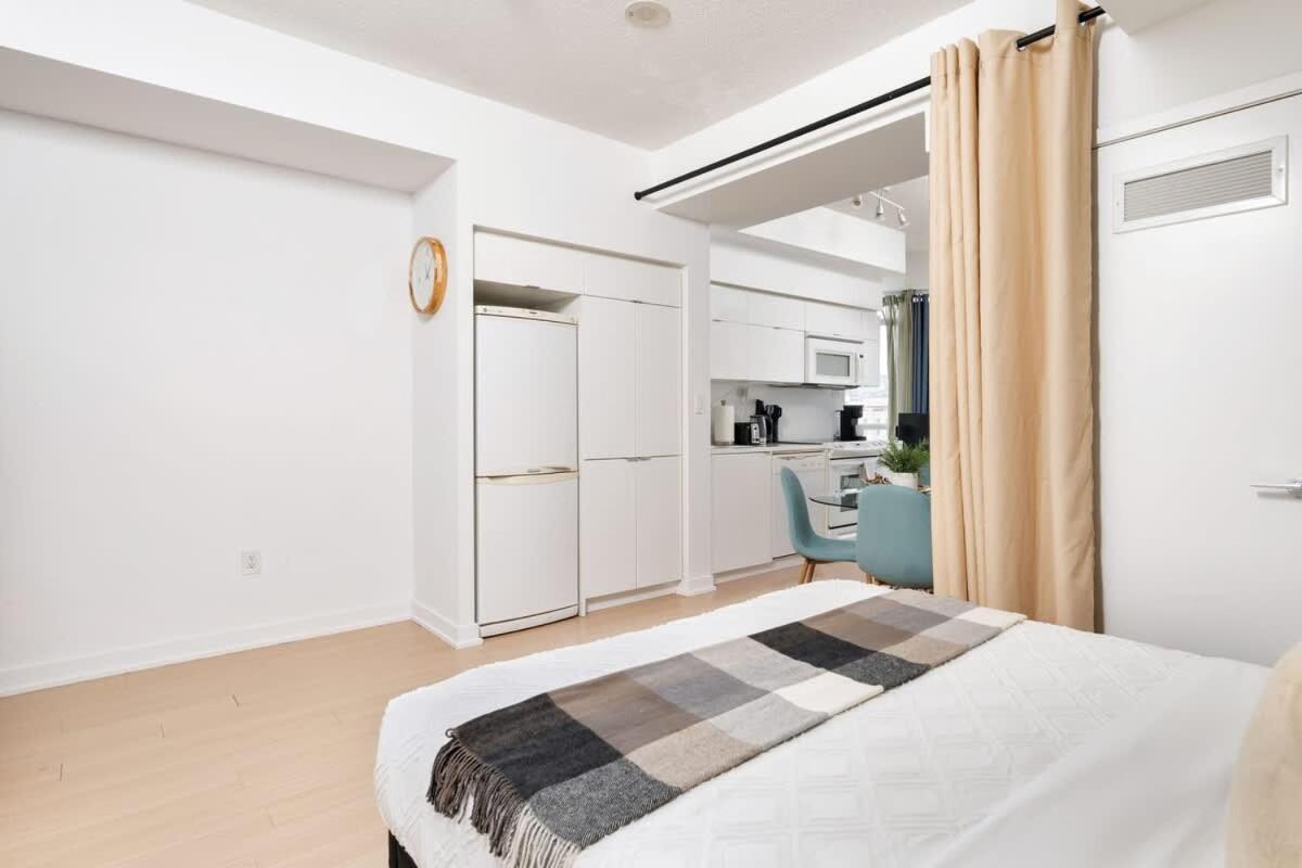 Bright In Prime Downtown Location Apartment *