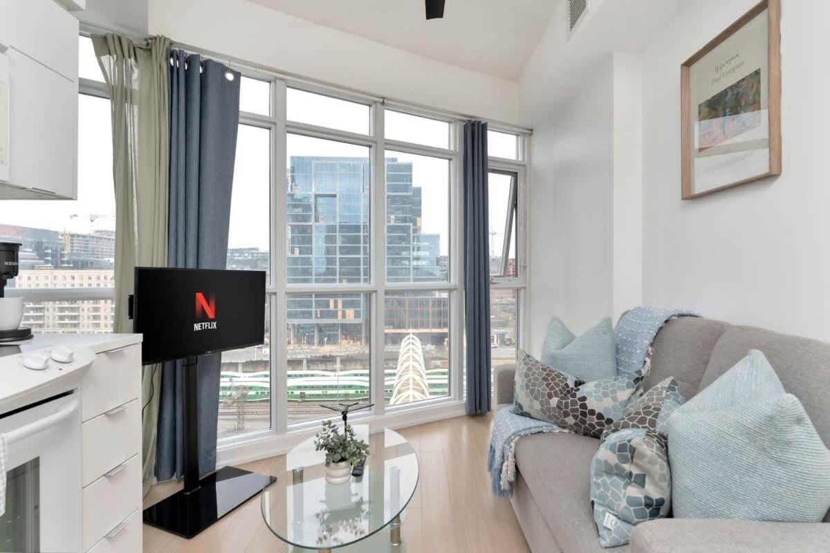 Apartment Bright In Prime Downtown Location Toronto